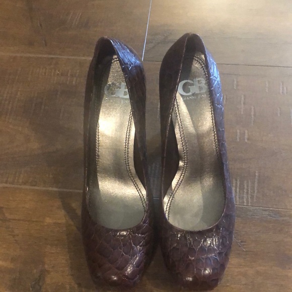 Gianni Bini Run-Way Shoes in Nutty Croc! - Picture 1 of 4